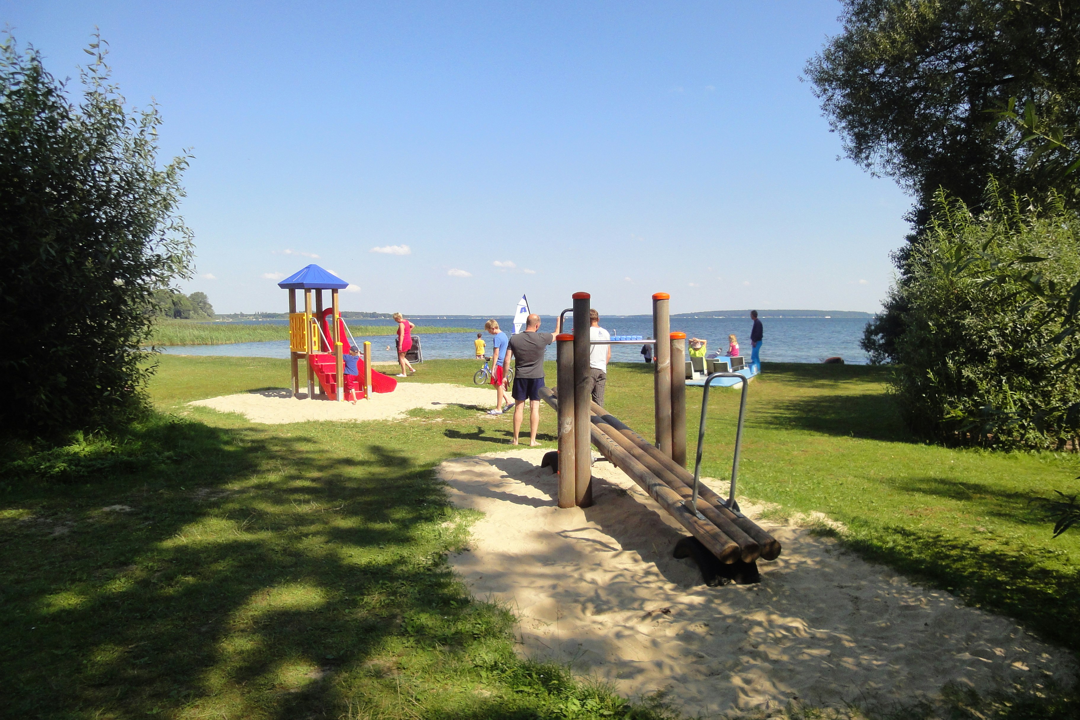 Campingpark Zuruf  -  Spielplatz vom Campingplatz mit Blick auf den Plauer See