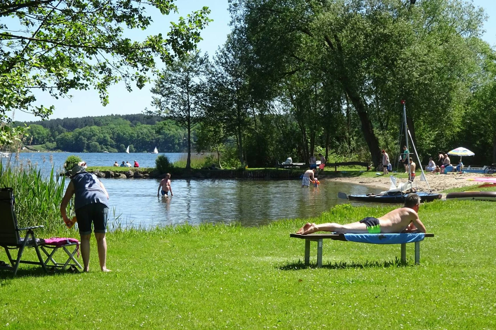 Campingpark Zuruf  - badende Camper im See vom Campingplatz
