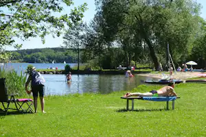 Campingpark Zuruf - badende Camper im See vom Campingplatz
