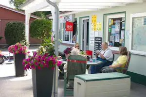 Campingplatz Achtern Huus - Camper auf der Terrasse von der Rezeption vom Campingplatz
