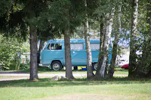 Campingplatz Aichalehof - Campingwagen in den Bäumen