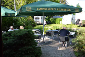 Campingplatz Aichelberg - Bistro mit Terrasse und Sonnenschirmen direkt neben den Stellplätzen auf dem Campingplatz