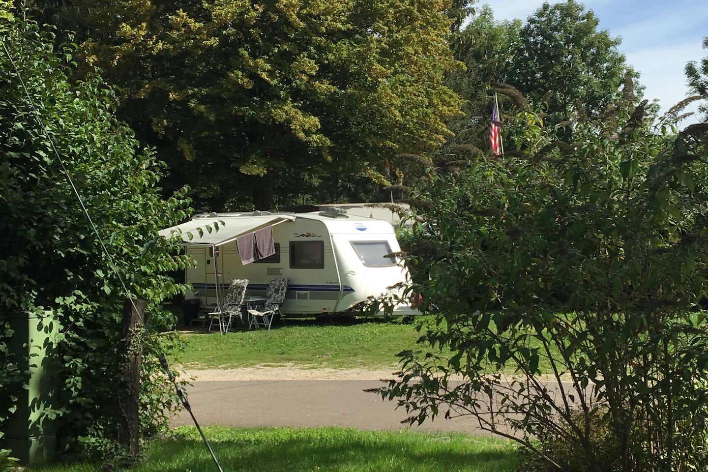 Campingplatz Aichelberg - Wohnmobil im Grünen umringt von Hecken und Bäumen auf dem Campingplatz