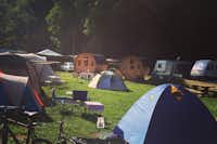 Campingplatz Aichelberg - Zeltwiese, Stellplätze und Campingfässer auf dem Campingplatz