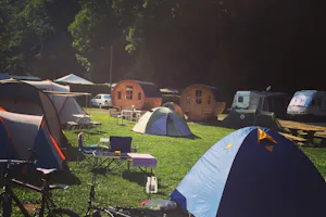 Campingplatz Aichelberg - Zeltwiese, Stellplätze und Campingfässer auf dem Campingplatz