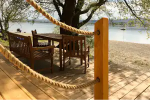 Campingplatz Allensbach - Sitzgelegenheiten auf einer Veranda mit Blick auf den Bodensee