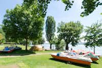 Campingplatz Allensbach - Zeltwiese mit Booten darauf mit dem Bodensee im Hintergrund