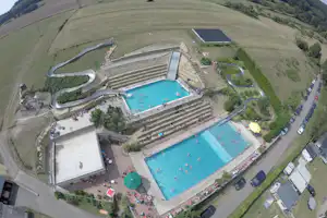 Campingplatz Altschmiede - Wasserrutschen und Pools aus der Vogelperspektive