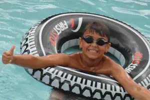 Campingplatz Altschmiede - Kind im Pool