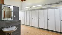 Campingplatz Altschmiede - Sanitärgebäude mit Waschbecken, Spiegel, Toiletten und Duschen