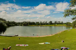 Campingplatz am Badesee Coswig-Kötitz - Blick auf den Badesee und die Liegewiese auf dem Campingplatz