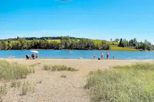Campingplatz am Badsee - Blick auf den Badestrand am See