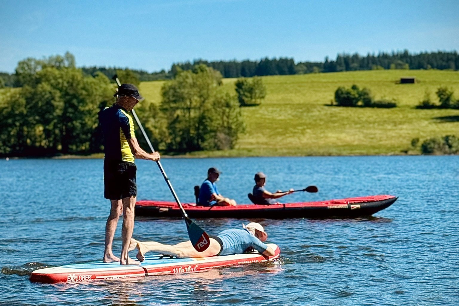 Campingplatz am Badsee - Camper beim Stand-Up-Paddling und beim Kanufahren auf dem See