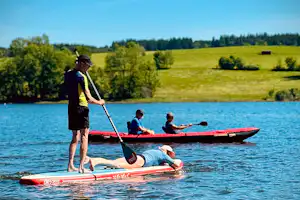 Campingplatz am Badsee - Camper beim Stand-Up-Paddling und beim Kanufahren auf dem See