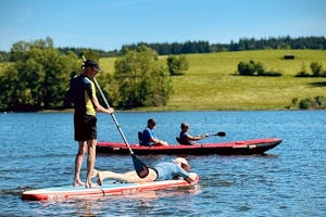 Campingplatz am Badsee - Camper beim Stand-Up-Paddling und beim Kanufahren auf dem See
