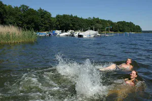 Campingplatz am Drewensee - Camper im See vom Campingplatz