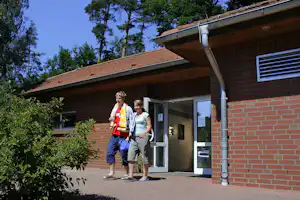 Campingplatz am Drewensee - Camper vor dem Sanitärgebäude vom Campingplatz