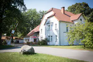 Campingplatz Am Furlbach - Einfahrt mit Rezeption, Kiosk und Terrasse