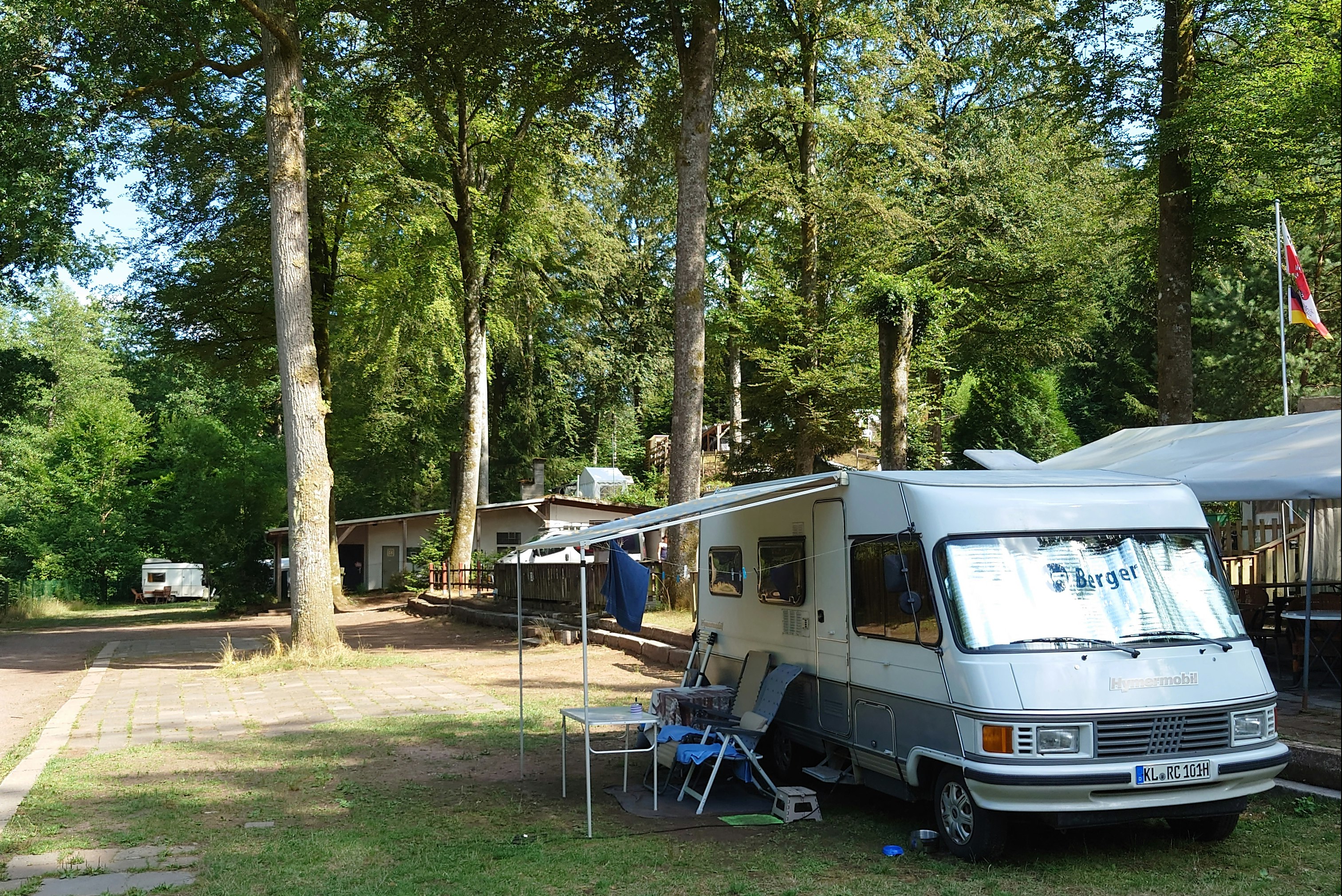 Campingplatz am Gelterswoog - Standplätze zwischen den Bäumen auf dem Campingplatz