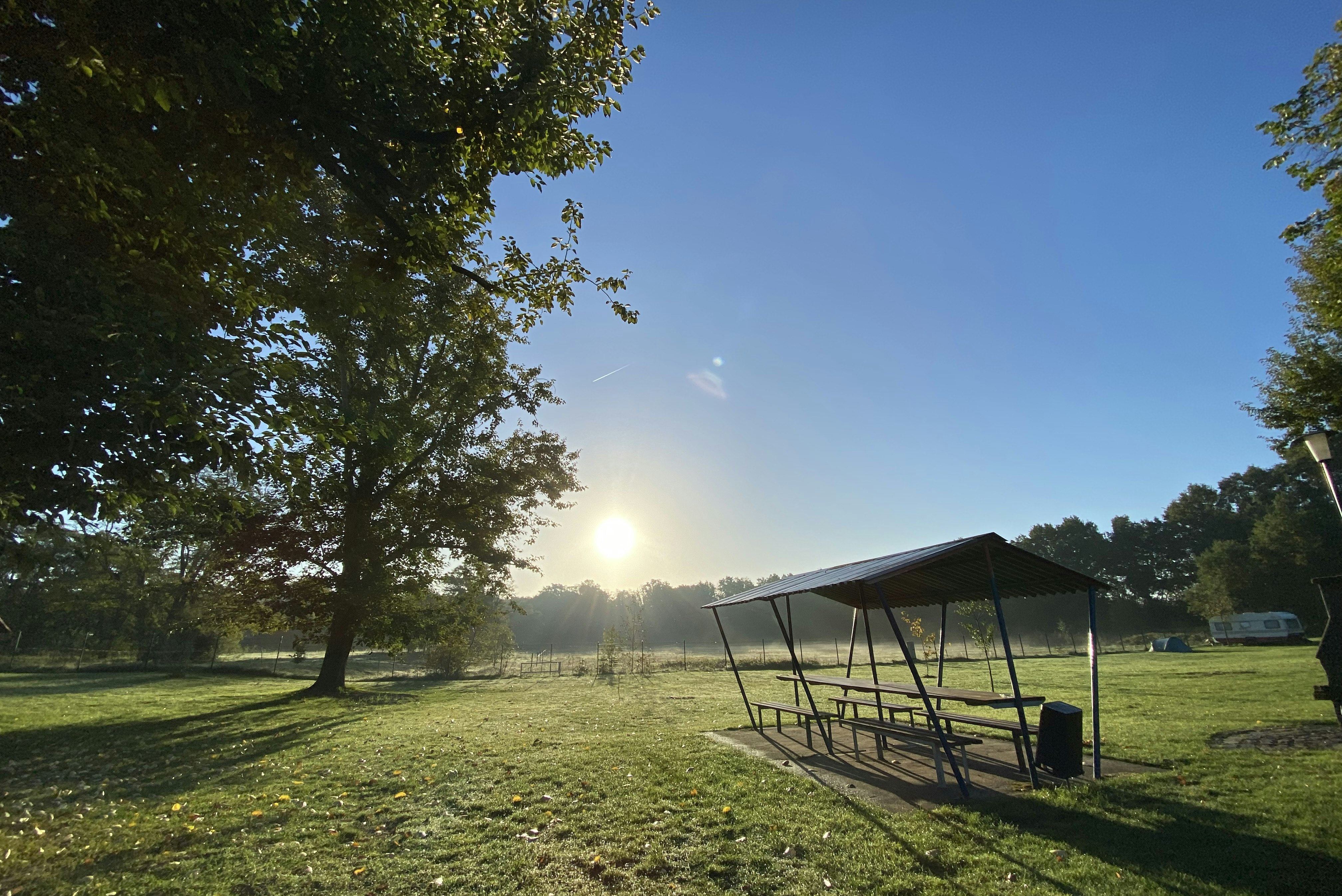 Campingplatz -Am Großen Teich- Torgau  Campingplatz Am Großen Teich - Sonnenuntergang über der Standplatzwiese