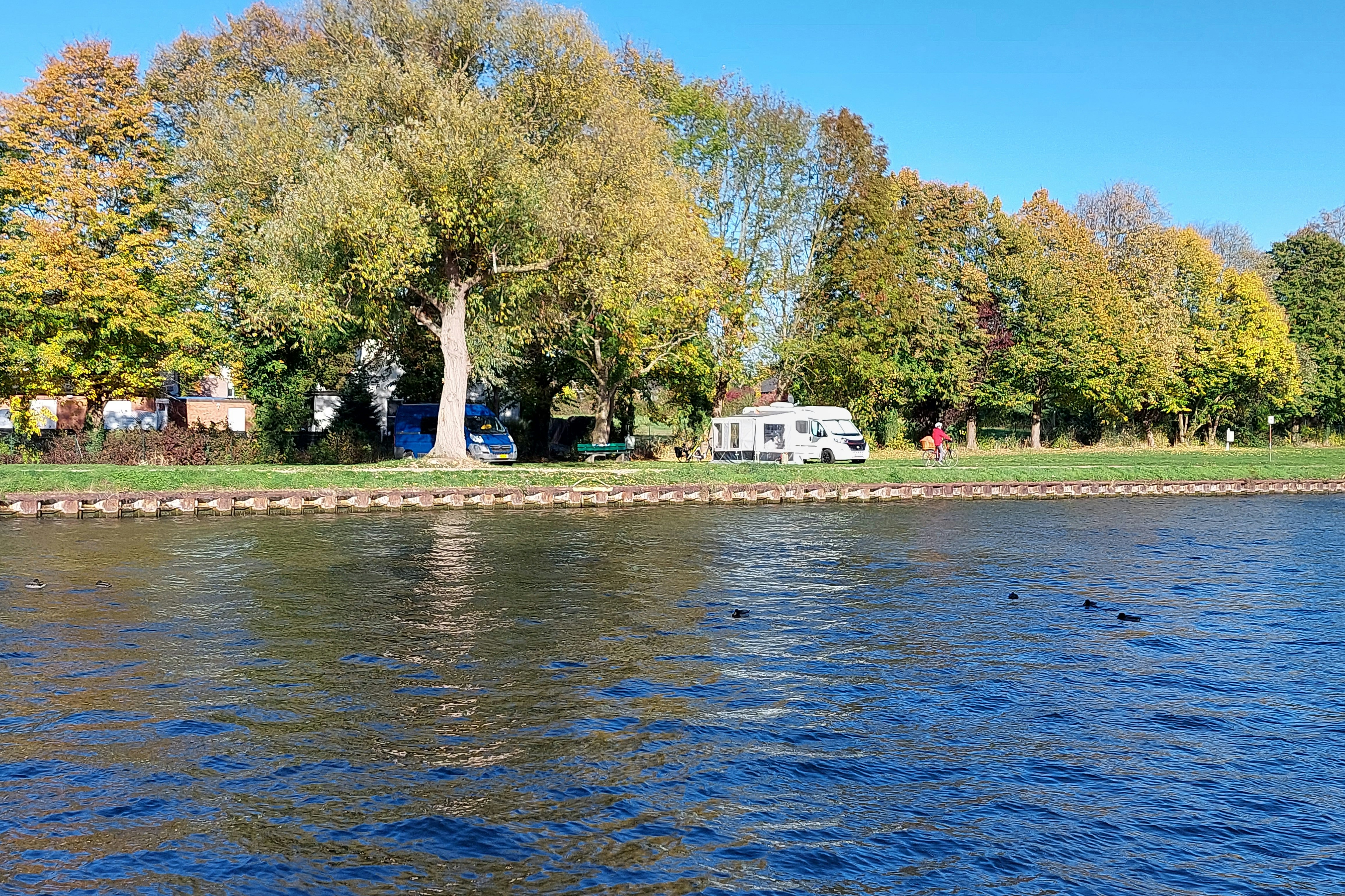 Campingplatz am Hahler Hafen - Blick auf die Standplätze am Ufer des Flusses
