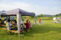 Campingplatz Am Hauenstein  -  Camper bim Grillen auf dem Wohnwagen- und Zeltstellplatz vom Campingplatz auf grüner Wiese