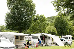 Campingplatz Am Hohen Hagen - Stellplätze im Schatten unter Bäumen auf dem Campingplatz