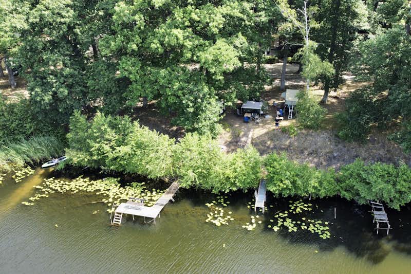 Campingplatz -Am Kamernschen See- - Blick auf die Standplätze am Ufer des Sees