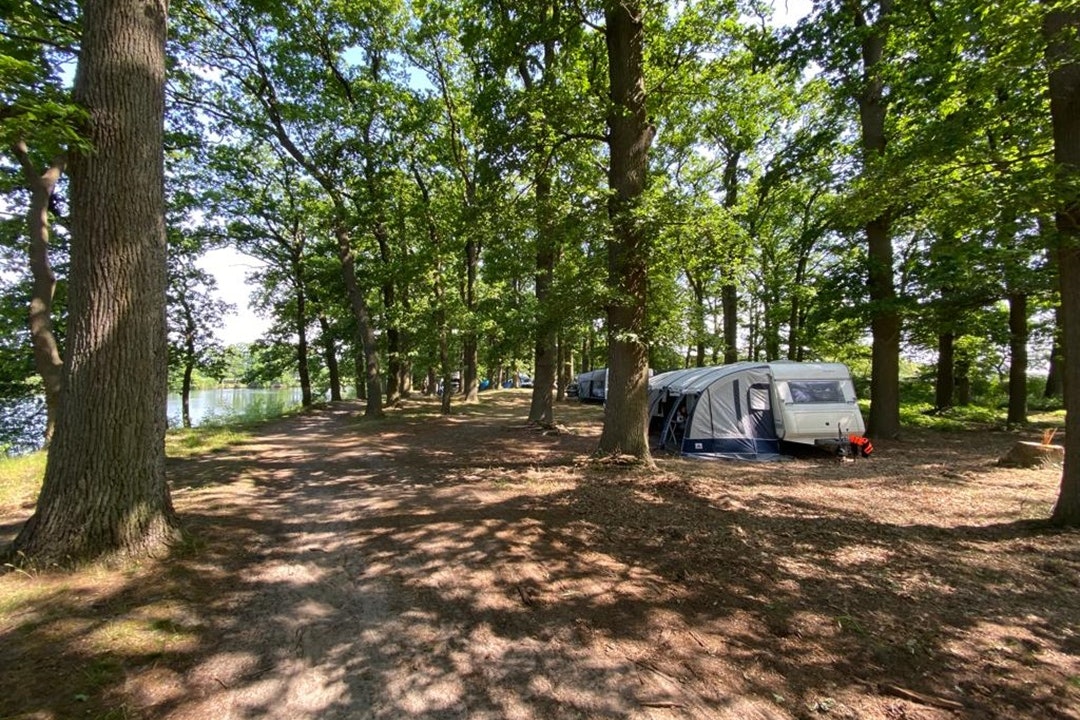 Campingplatz -Am Kamernschen See- - Standplätze im Schatten der Bäume
