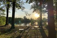 Campingplatz -Am Kamernschen See- - Terrasse am See bei Sonnenuntergang
