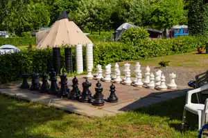 Campingplatz Am Krähenberg - Gartenschach auf grüner Wiese auf dem Campingplatz