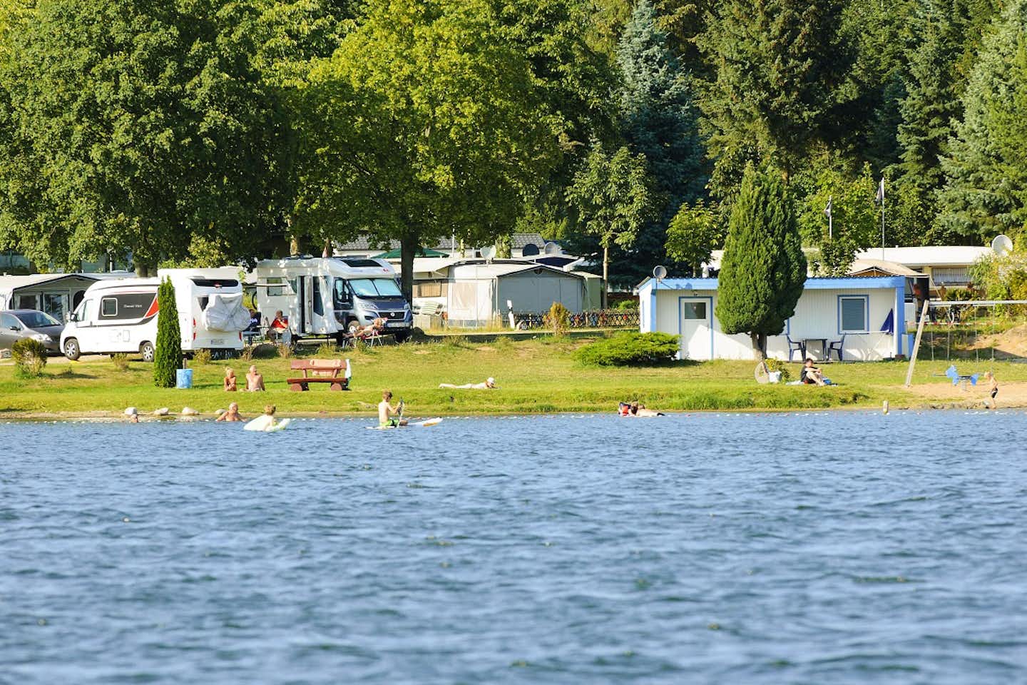Campingplatz am Krakower See - Campingplatz Außenbereich mit Blick auf den See