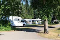 Campingplatz am Krakower See -Wohnmobilstellplatz im Schatten der Bäume 