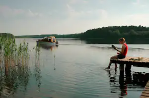 Campingplatz am Leppinsee - Camperin mit Buch auf Steg