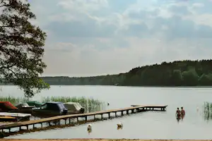 Campingplatz am Leppinsee - Steg und Boote aufs Wasser