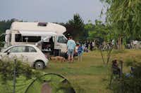 Campingplatz am Liepnitzsee - Gäste vom Campingplatz auf dem Wohnwagenstellplatz im Grünen