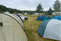 Campingplatz am Liepnitzsee - Zeltplatz mit Blick auf die Wälder auf dem Campingplatz