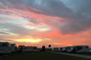 Campingplatz am Markkleeberger See - Sonnenuntergang über den Stellplätzen