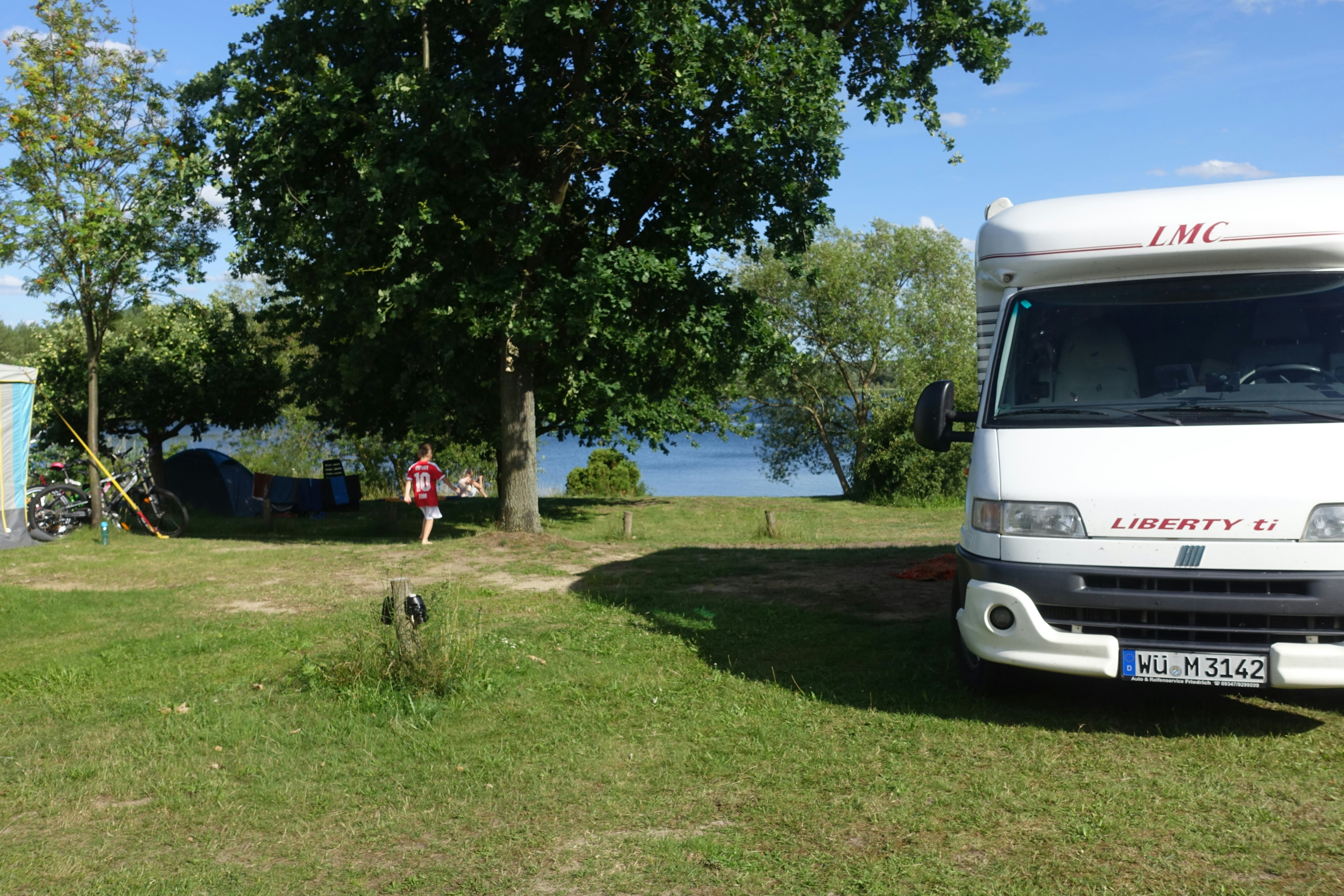 Campingplatz Niegripper See  Campingplatz Am Niegripper See - Wohnmobil- und Wohnwagenstandplätze auf der Wiese