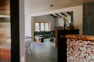 Wildwood Camping Lüneburger Heide - Innenansicht Clubhaouse im Holzstil