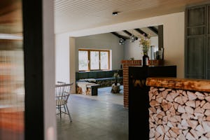 Wildwood Camping Lüneburger Heide - Innenansicht Clubhaouse im Holzstil