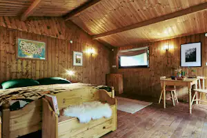 Wildwood Camping Lüneburger Heide - Innenansicht der Mietunterkunft Hütte im Holzstil