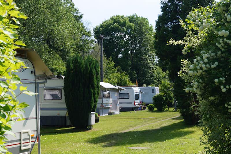 Campingplatz am Siebengebirge - Wohnwagenstellplaetze-auf-dem-Campingplatz