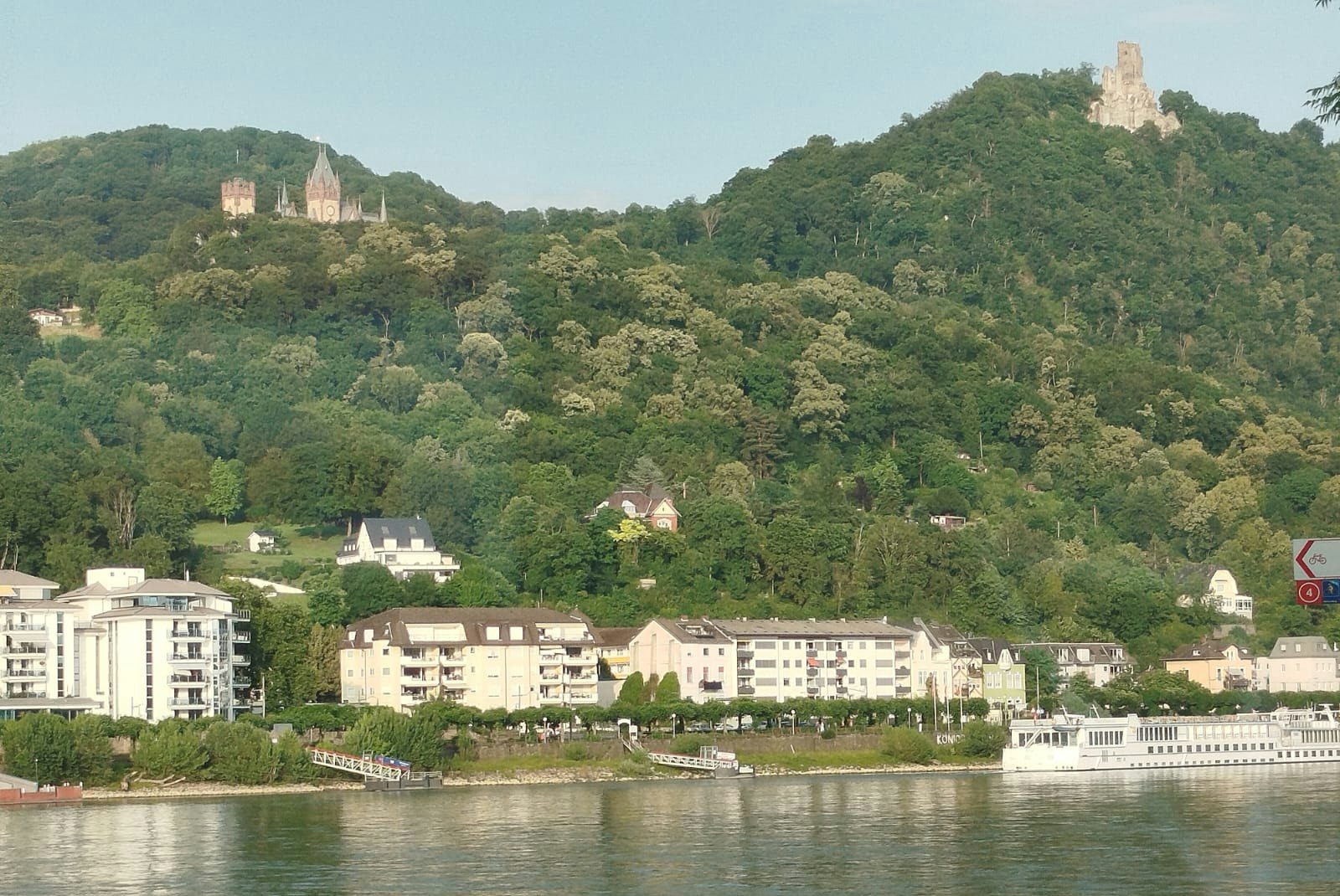 Monti’s Camping-Oberpleis  Campingplatz am Siebengebirge - Blick auf die Stadt am Fluss
