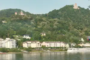 Monti’s Camping-Oberpleis Campingplatz am Siebengebirge - Blick auf die Stadt am Fluss