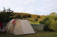 Campingplatz am Stausee -  Zeltplätze umringt von Wald