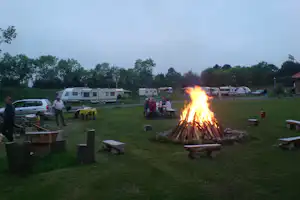 Campingplatz am Waldbad - Camper am Lagerfeuer auf dem Stellplatz vom Campingplatz am Abend
