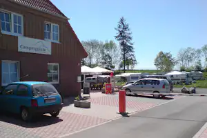 Campingplatz am Waldbad - Einfahrt und Hauptgebäude vom Campingplatz