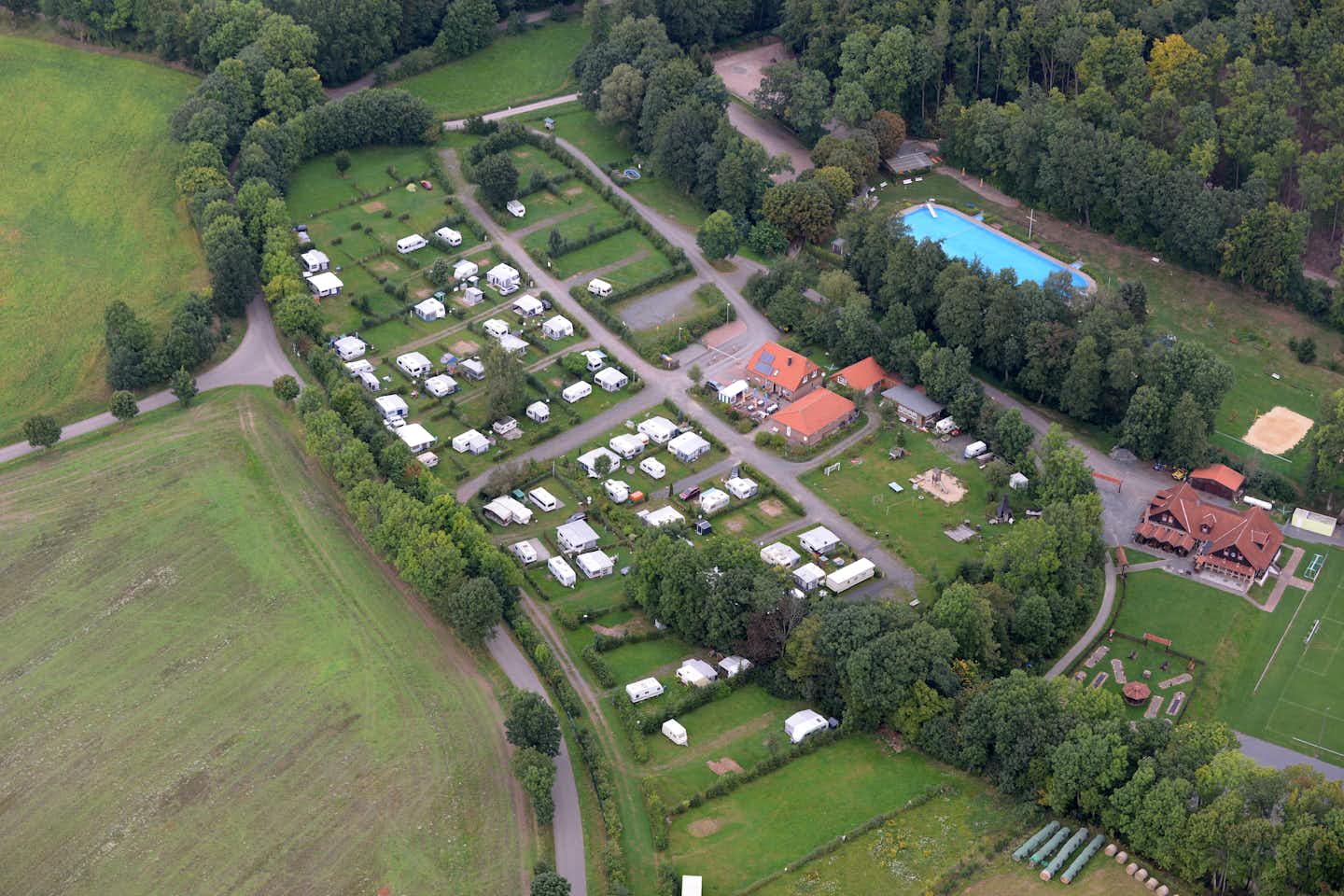 Campingplatz am Waldbad  -  Luftaufnahme vom Campingplatz mit Pool im Harz