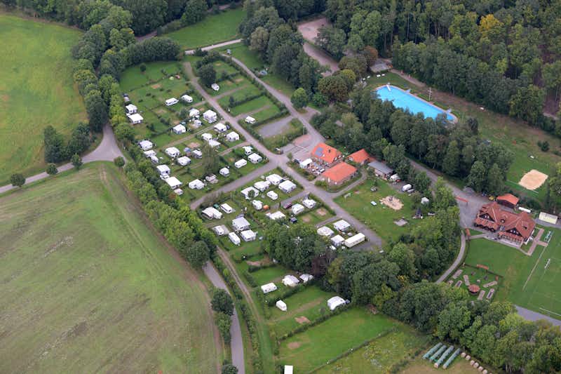 Campingplatz am Waldbad  -  Luftaufnahme vom Campingplatz mit Pool im Harz